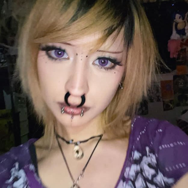 Alexis' Violet Speckle Contact Lenses